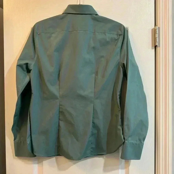 Lands' End Women Size 10 Wrinkle-Free Broadcloth Long Sleeve Button Down Shirt. - Picture 5 of 10